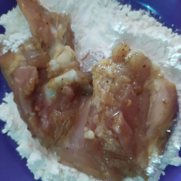 Lalu gulingkan ke dalam tepung maizena dan terigu yang sudah disatukan, gulingkan sambil dicubit cubit agar tepung menempel sempurna