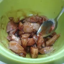 Masukkan ayam yang sudah dicuci bersih ke dalam wadah, masukan semua bumbu marinasi lalu aduk rata, diamkan selama 30 menit