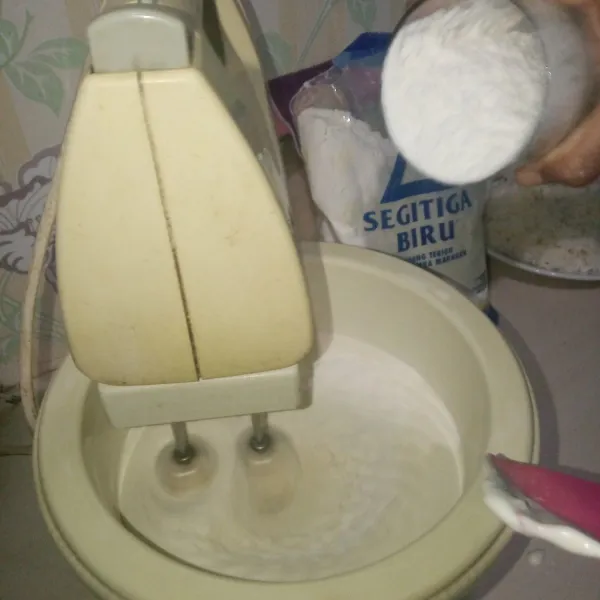 Masukkan tepung terigu mix dengan kecepatan 1 sampai adonan tercampur saja.