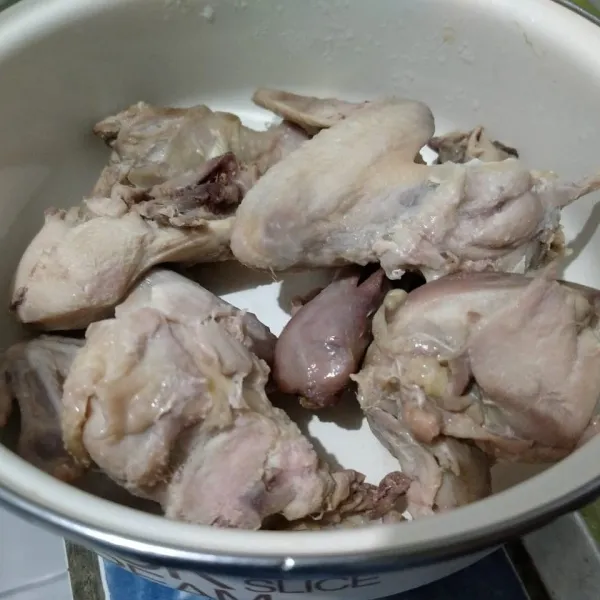 Ayam dipotong jadi 12 bagian. Rebus hingga matang. Kemudian angkat, buang airnya