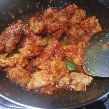 Terakhir masukan ayam, aduk-aduk sampai ayam tercampur dengan sambal, matikan api