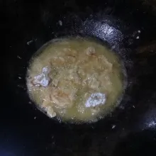 Goreng dengan api sedang hingga kecoklatan, tiriskan