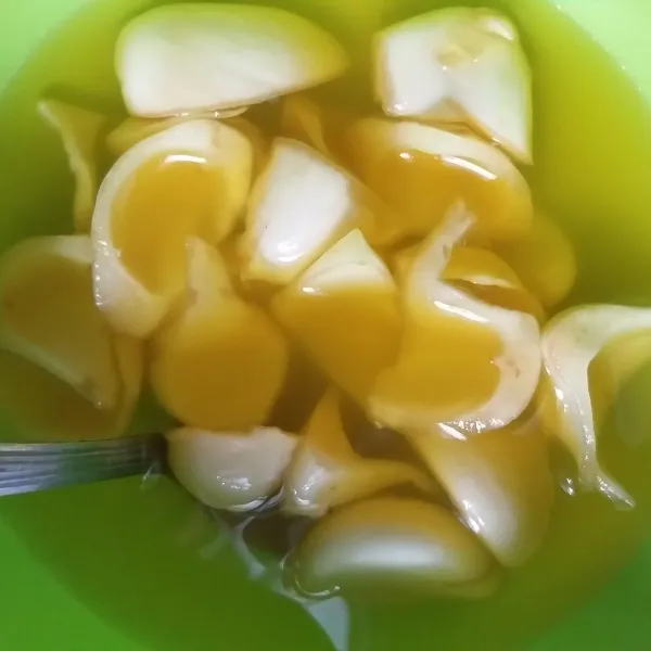 diamkan kurang lebih 30 menit agar gula dan sari jeruk meresap ke dalam buah, lebih enak jika di masukan ke dalam kulkas sebelum di sajikan.