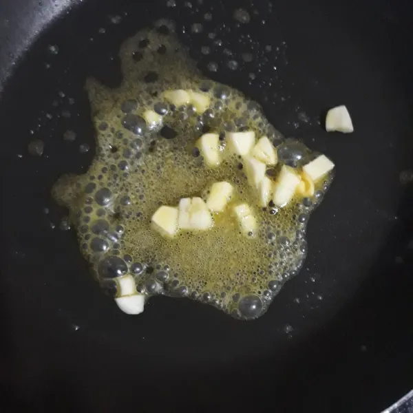Masukkan margarin dan bawang putih cincang, tumis sampai harum