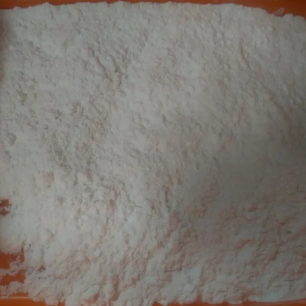 Campur semua bahan kering dan sedikit garam aduk hingga tercampur rata