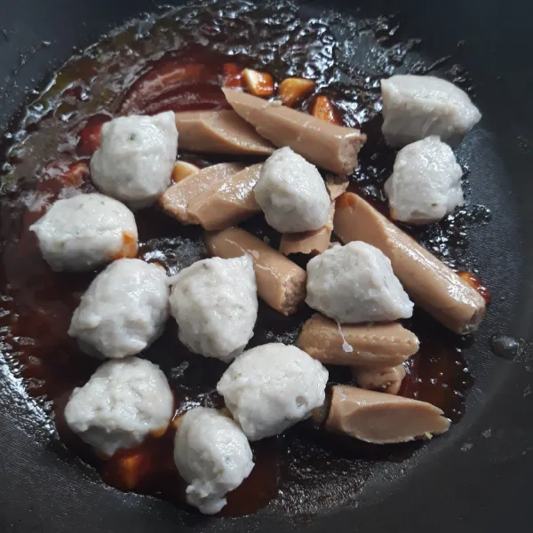 Terakhir masukkan bakso dan sosis yang sudah dipotong-potong, aduk-aduk sampai tercampur rata. Angkat dan siap disajikan