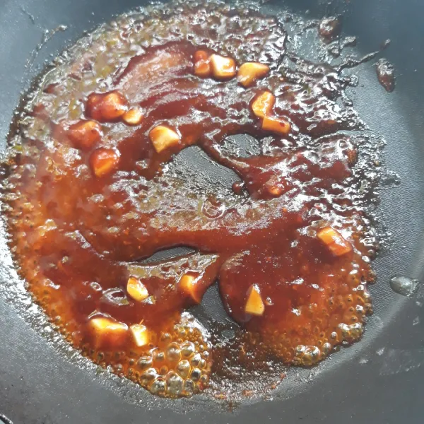 Lalu masukan bahan saus, aduk-aduk sampai mengental