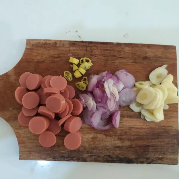 Potong sosis, cincang bawang merah, bawang putih dan cabai rawit.