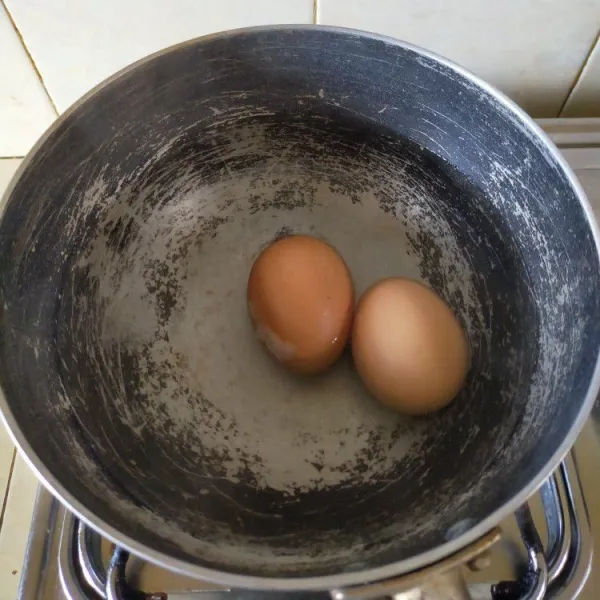 Rebus 2 butir telur hingga matang. Angkat dan sisihkan