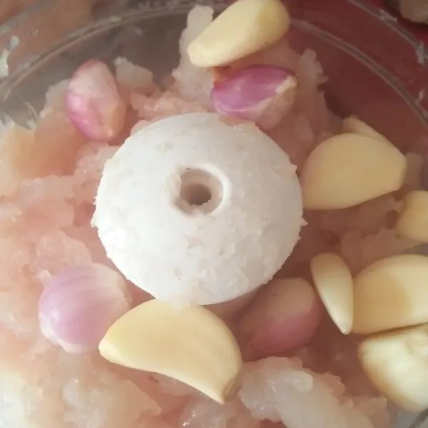 Tambahkan bamer dan baput saat meggiling daging ikan,lalukan hingga semua habis.