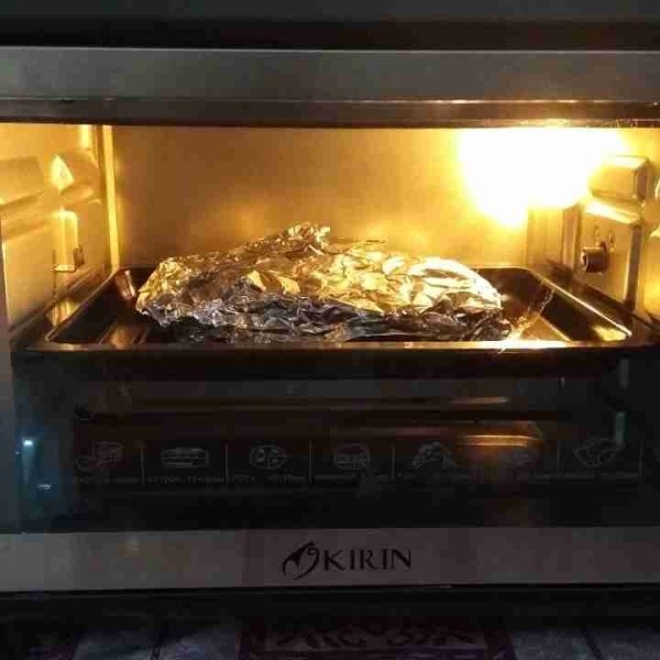 Preheat oven. Siapkan aluminium foil, letakkan ayam didalamnya, lalu bungkus. Oven dg suhu 180°C - 20 menit.
