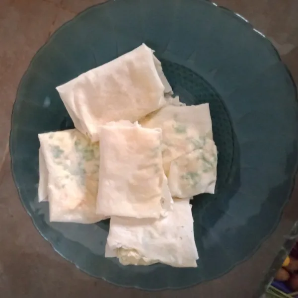 Taruh isian ke dalam kulit lumpia. Lalu lipat hingga membentuk segiempat.