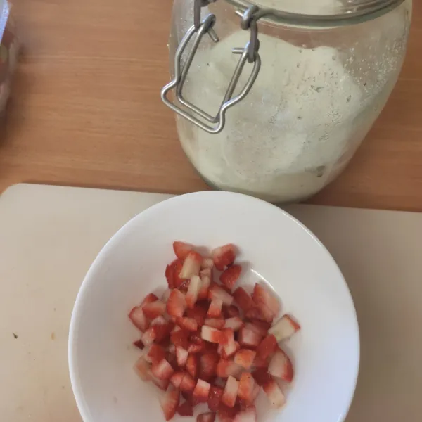 Potong-potong 5 strawberry menjadi kecil-kecil
