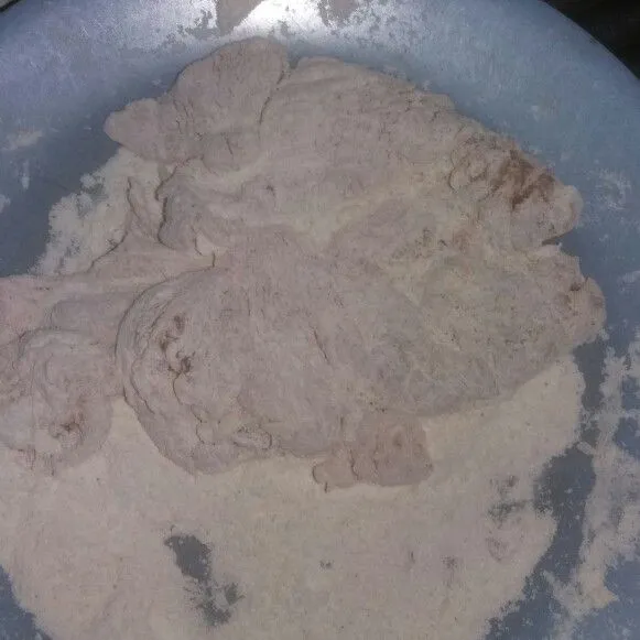 Campur tepung terigu, tepung maizena, garam dan lada bubuk. Aduk hingga tercampur rata. Lalu balur dada ayam ke tepung, ketuk-ketuk pelan agar tepung yang tidak menempel berjatuhan