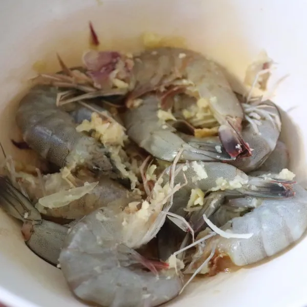 Masukkan bumbu ulek ke dalam udang yang telah dibersihkan diberi perasan lemon