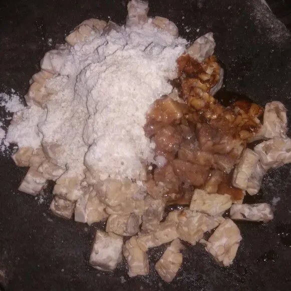 Campur tempe kukus dengan tepung terigu, saus tiram, kecap manis, lada bubuk dan juga garam
