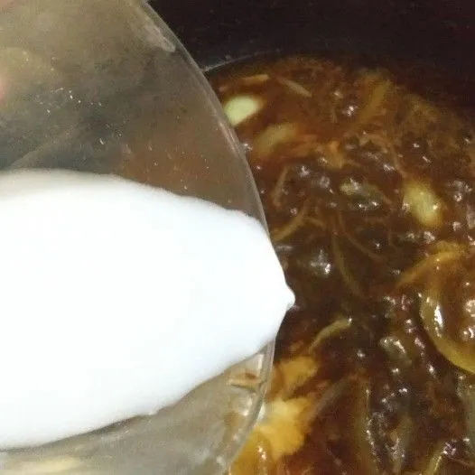 Tambahkan larutan maizena, masak sampai mengental