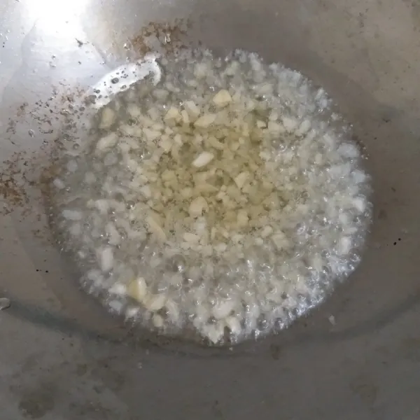 Panaskan minyak goreng, goreng bawang putih sampai kering dan tiriskan