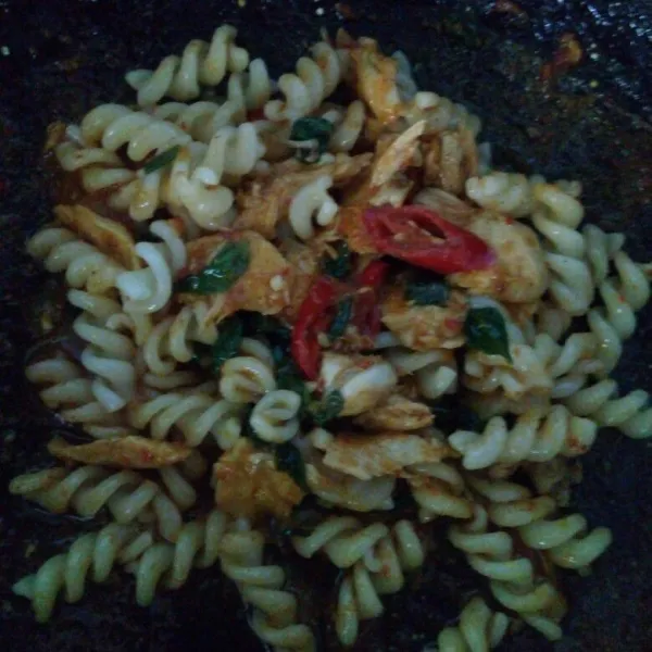 Setelah tercampur rata, masukkan fusili, aduk rata. Masak sebentar dan koreksi rasanya. Jika sudah pas, matikan kompor
