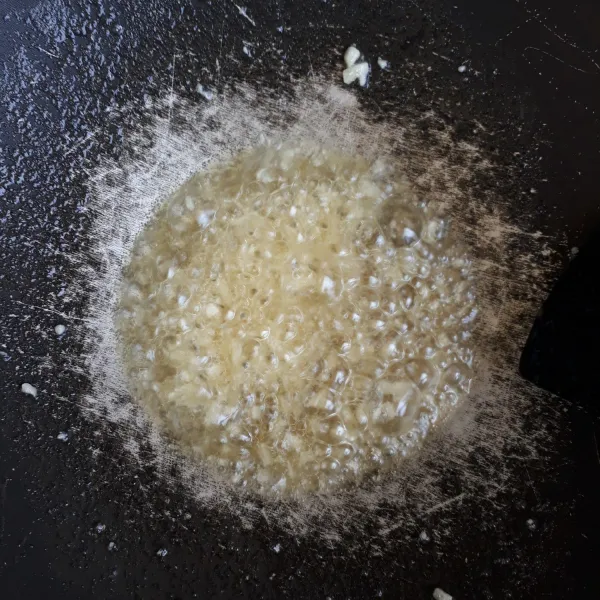 Panaskan minyak secukupnya lalu tumis bawang putih hingga harum