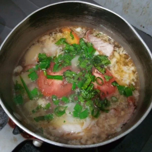 Terakhir masukkan potongan tomat daun bawang dan seledri. Koreksi rasa.
