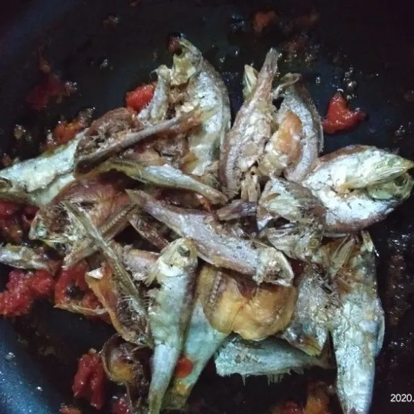 Masukkan ikan asin krupuk yang sudah digoreng aduk rata. Masak sekitas 3 menit. Matikan api