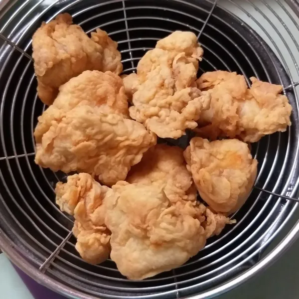 Panaskan minyak, masukan adonan ayam karaage ke dalam minyak, lalu goreng hingga matang, sisihkan