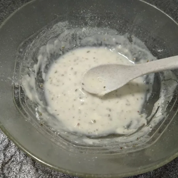 Dalam mangkuk, masukkan tepung terigu, oregano flakes,  sedikit garam, 1 butir putih telur dan secukupnya air. Aduk hingga tercampur rata. Jangan terlalu encer atau terlalu kental