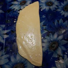 Lipat jadi 2, oles lagi dengan minyak dan taburi tepung