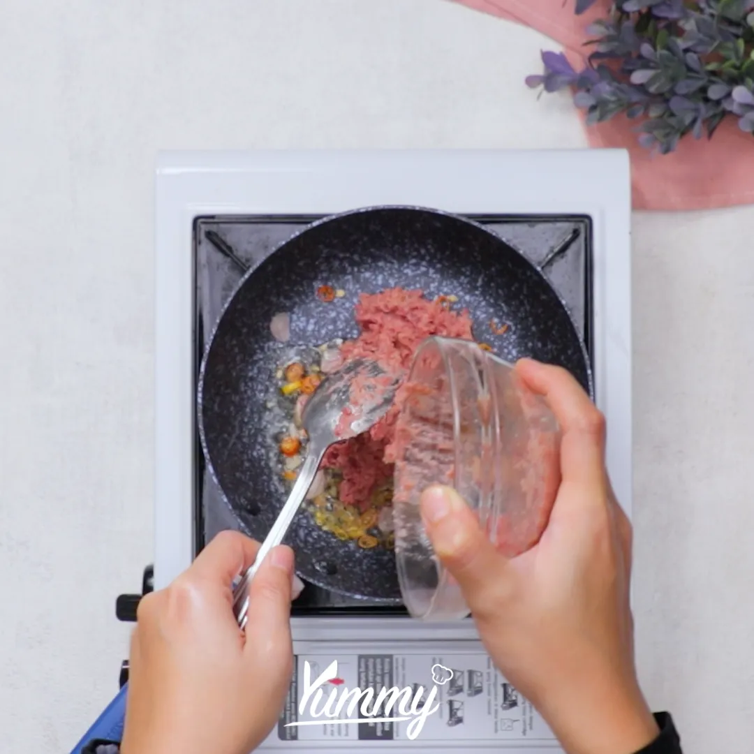 Step 1 Martabak Indomie Kornet