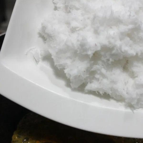 Masukkan kelapa parut aduk aduk hingga bumbu tercampur rata