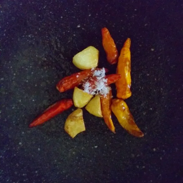 Goreng cabe dan bawang putih selama 30 detik kemudian taruh di atas cobek