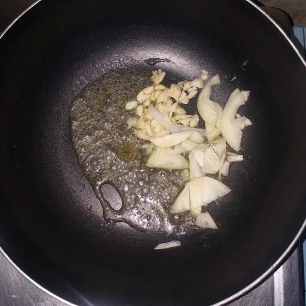 Buat saus: tumis bawang putih dan bawang bombay sampai wangi
