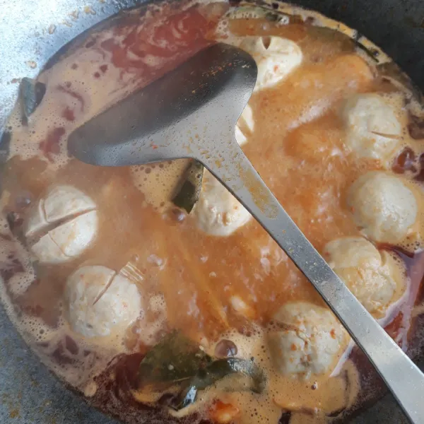 Masukkan bakso dan udang, aduk rata hingga udang berubah warna, lalu beri air. Biarkan mendidih lalu masukan kecap ikan, kecap asin, garam, kaldu bubuk, merica dan air jeruk nipis. koreksi rasa. sajikan dengan tahu walik yang sudah digoreng