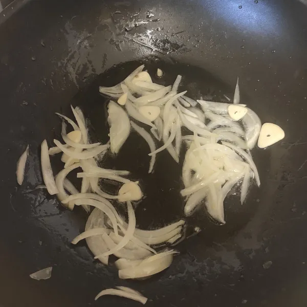 Tumis bawang bombay dan bawang putih.