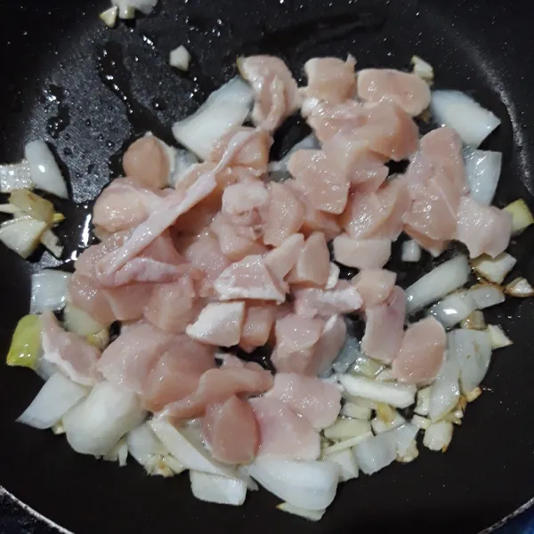 Masukkan ayam, masak ayam sampai berubah warna