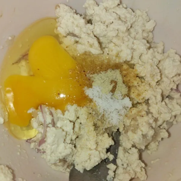 Hancurkan tahu, masukkan telur, garam dan kaldu bubuk, aduk rata