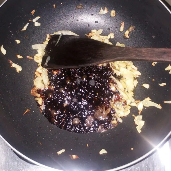 Tambahkan lada bubuk, saus teriyaki, kecap, garam, gula dan air, masak sampai mendidih