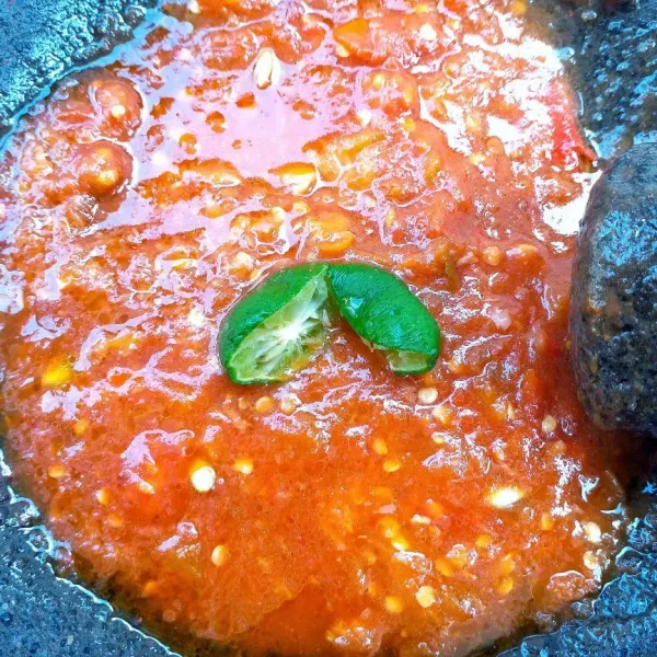 Goreng bawang putih, cabai, terasi, tomat, gula aren dan sea salt hingga layu, kemudian ulek dan beri perasan jeruk limau