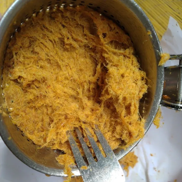 Peras minyak nya, hingga minyak berkurang dan sajikan.