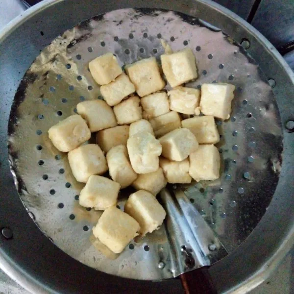 Goreng tahu hingga kering kemudian tiriskan.