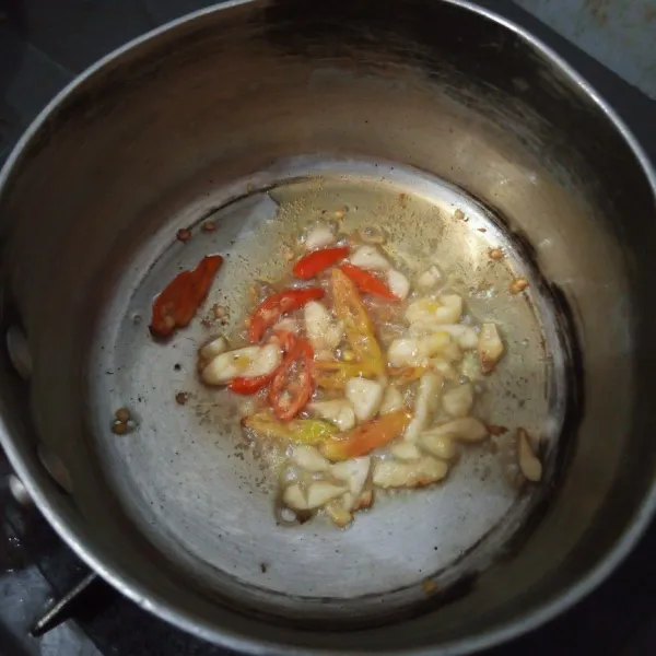 Untuk membuat saus, tumis sampai harum bawang putih dan cabai