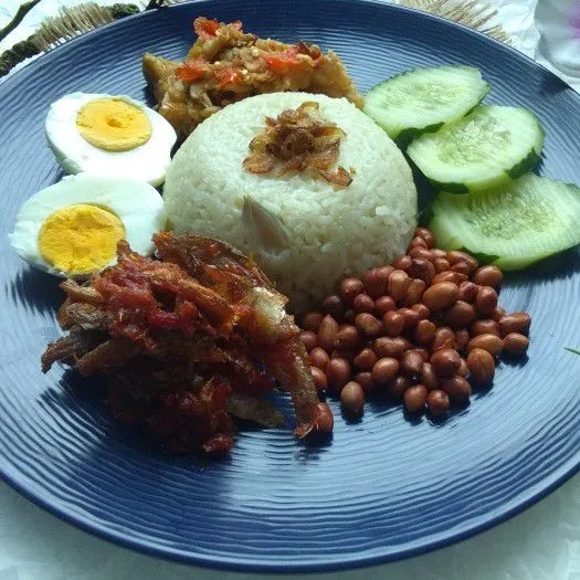Ambil nasi dalam cetakan, tambahkan lauk dan bahan pelengkap