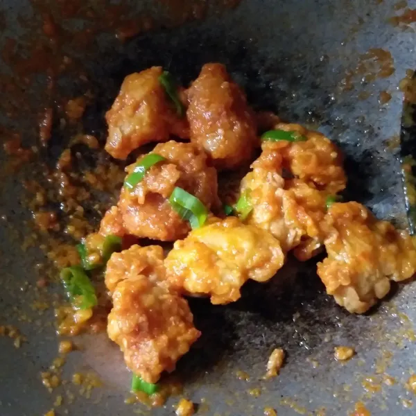 Masukkan ayam, aduk merata, terakhir masukan irisan daun bawang