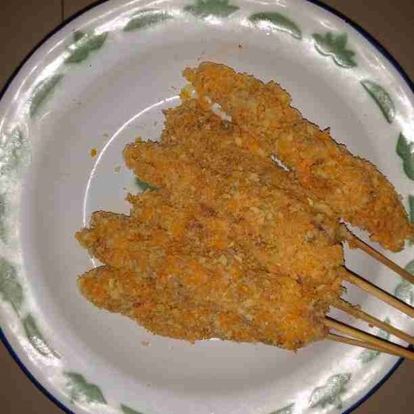 Gulingkan sate ke dalam tepung roti. Simpan ke dalam kulkas sebentar agar tepung roti menempel