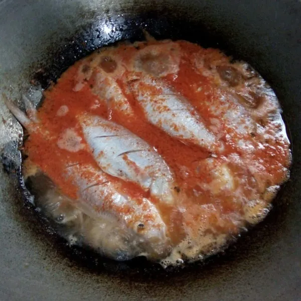 Nyalakan api, masak dengan api kecil sampai air menyusut.
