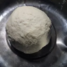 Campur dalam wadah tepung terigu, garam, mentega cair, tambahkan air hangat secukupnya sampai dirasa pas adonannya. Ulen dengan tangan selama 5 menit, bulatkan tutup dengan plastic wrap, diamkan selama 3 jam