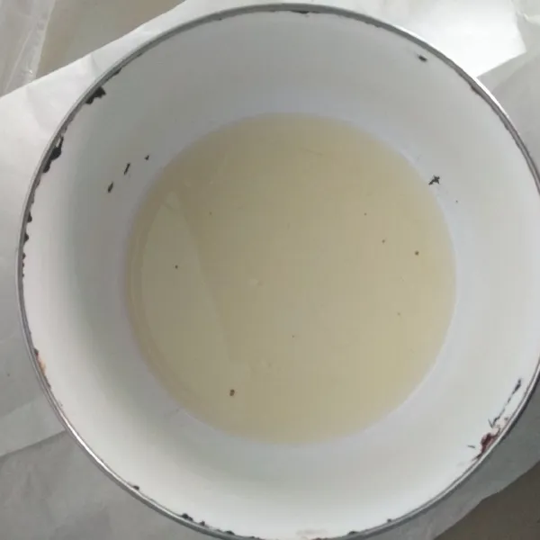 Kocok putih telur, hingga sedikit berbusa tambahkan gula secara 3 tahap, lalu masukan air jeruk nipis/lemon