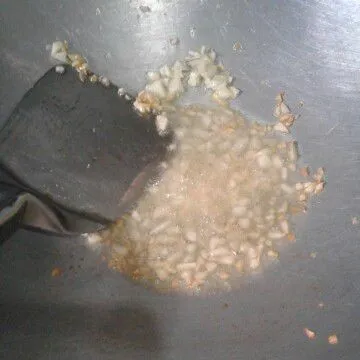 Panaskan minyak di wajan, tumis bawang putih dan jahe sampai wangi