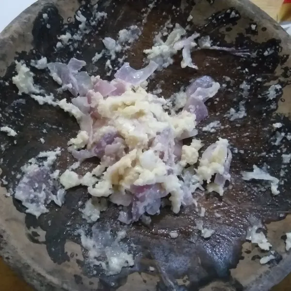 Haluskan kemiri, bawang merah, dan bawang putih, sisihkan